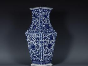 清乾隆，青花赤龙边开窗缠枝莲纹八宝纹菱形四方瓶 高度38.3，口径15.5，底径14.5