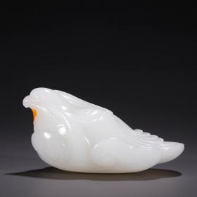 旧藏·和田玉籽料吉祥鸟摆件 尺寸：长12.3宽8.8厚5.5cm重572g 玉质紧密，油性突出，整料采雕玉鸟，神态逼真，口含缠枝麦穗，羽翼丰满， 皮色迷人，层次分明，刀法娴熟，皮壳包浆一流。