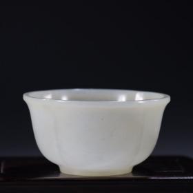 和田玉花瓣杯 高3.3厘米.宽6.5厘米.重38.3克