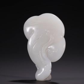 旧藏·和田玉籽料如意雕件 尺寸：高9.3宽7厚2.7cm重176g 器形精美，油性突出，随形采雕灵芝纹，层次分明，包浆油润。