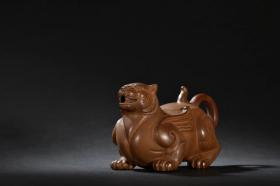 旧藏紫砂飞天虎茶壶 规格：高10cm 耳距17.5cm 砂料细腻，构思巧妙，堆雕飞天虎，开脸霸气，体态健硕，带双翼，造形别具一格，比例协调，皮壳老辣，佳品。