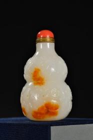 和田玉籽料大吉暗八仙鼻烟壶 规格：高9.4cm 宽5.3cm重195藏品精选上乘和田白玉籽料，玉质细腻，雕塑葫芦形，满工精雕细琢，器型优雅，做工精美，收藏佳品。