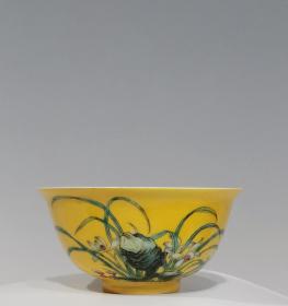 大清雍正年制，珐琅彩黄地兰石图碗，高度5.2㎝，口径10.3㎝，底3.9㎝，