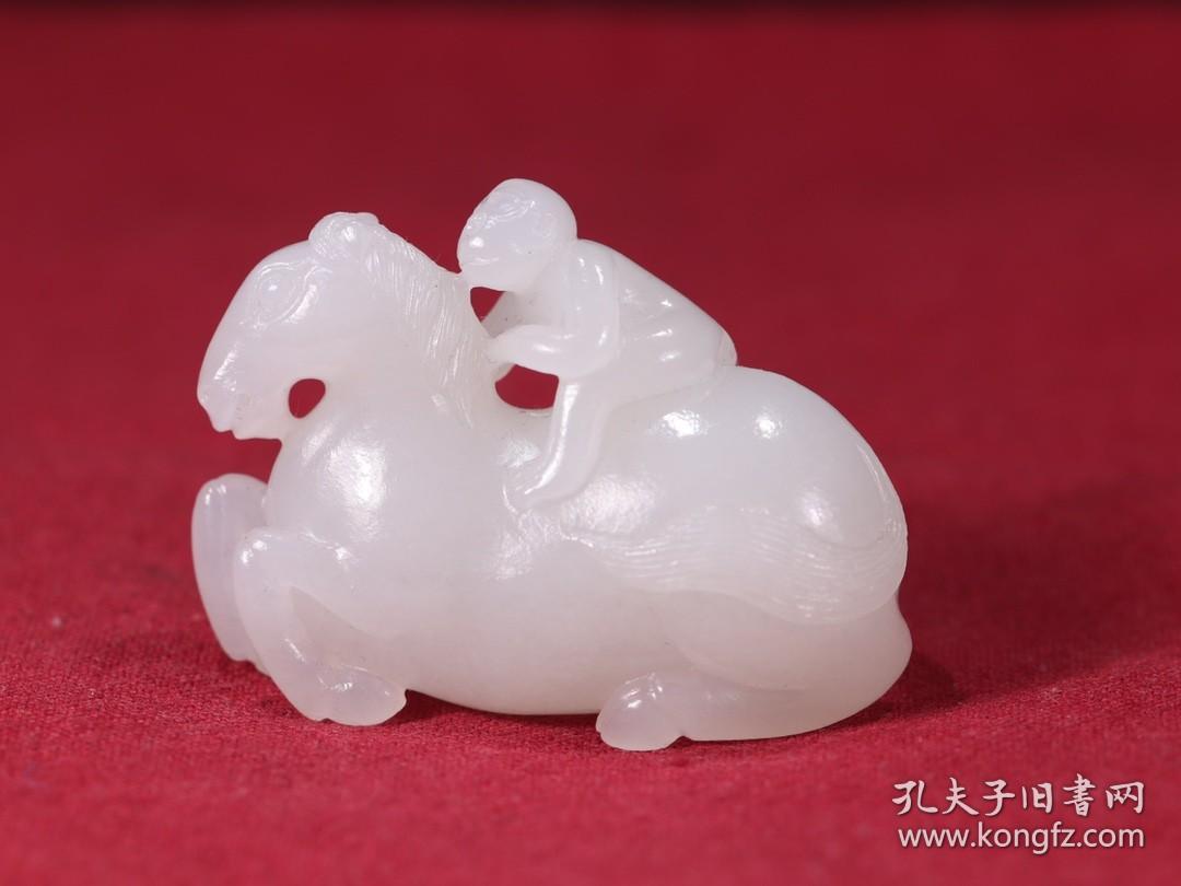 新疆和田羊脂白玉 马上封猴玉雕件， 规格：长5.32cm宽2.39cm高3.99cm 重：56.2克 取上乘和田羊脂白玉为材，玉质细腻紧密，雕刻马上封候玉雕件，马儿雕刻生动，四肢健壮，猴子爬于马背之上，寓意马上封候，一级白润，工艺精湛，油性突出，品相完美，收藏佳品，