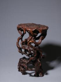 旧藏.黄杨木手工雕刻树根形底座 尺寸:高28厘米，长16.5厘米，宽14.5厘米，重993.3克