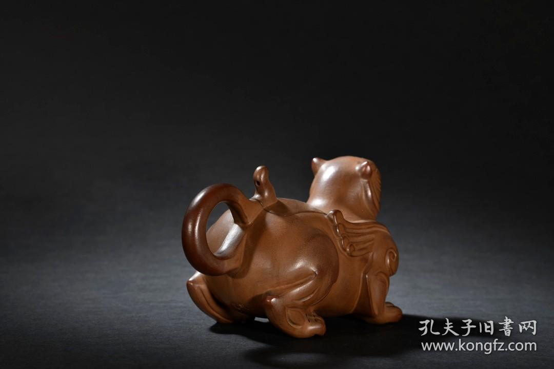 旧藏紫砂飞天虎茶壶 规格：高10cm 耳距17.5cm 砂料细腻，构思巧妙，堆雕飞天虎，开脸霸气，体态健硕，带双翼，造形别具一格，比例协调，皮壳老辣，佳品。