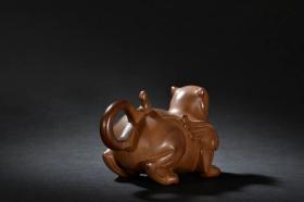 旧藏紫砂飞天虎茶壶 规格：高10cm 耳距17.5cm 砂料细腻，构思巧妙，堆雕飞天虎，开脸霸气，体态健硕，带双翼，造形别具一格，比例协调，皮壳老辣，佳品。