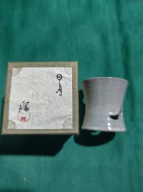 盖置一只  瓷  有束腰，日月开窗   全新 未使用  小日子回流
口直径5.4㎝  高约5.3cm