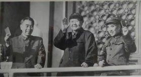 老照片新加洗（ 5寸）毛泽东、周恩来和林彪在天安门城楼上