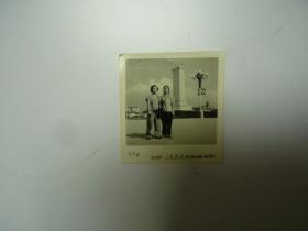 老照片     俩女青年在纪念碑前     1968