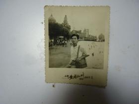 老照片    男青年在上海外滩