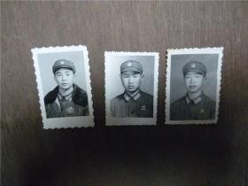 老照片    佩像章战士共3张     略有大小