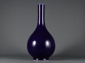 大清乾隆年制款 霁蓝釉胆瓶。