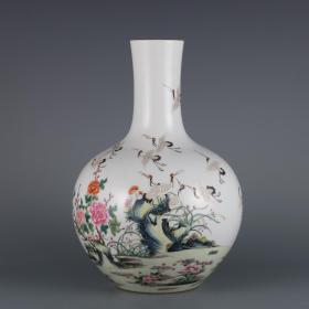 清雍正年制粉彩仙鹤牡丹花天球瓶。