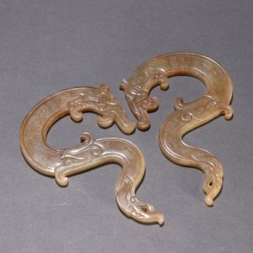 汉 和田玉龙形玉佩一对