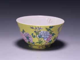 清代，黄地粉彩花卉纹碗