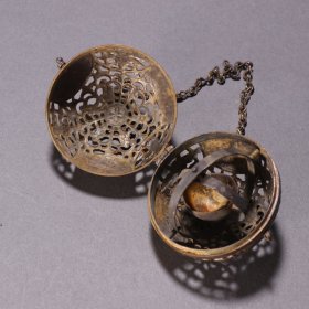 清 银镂空花鸟纹香囊