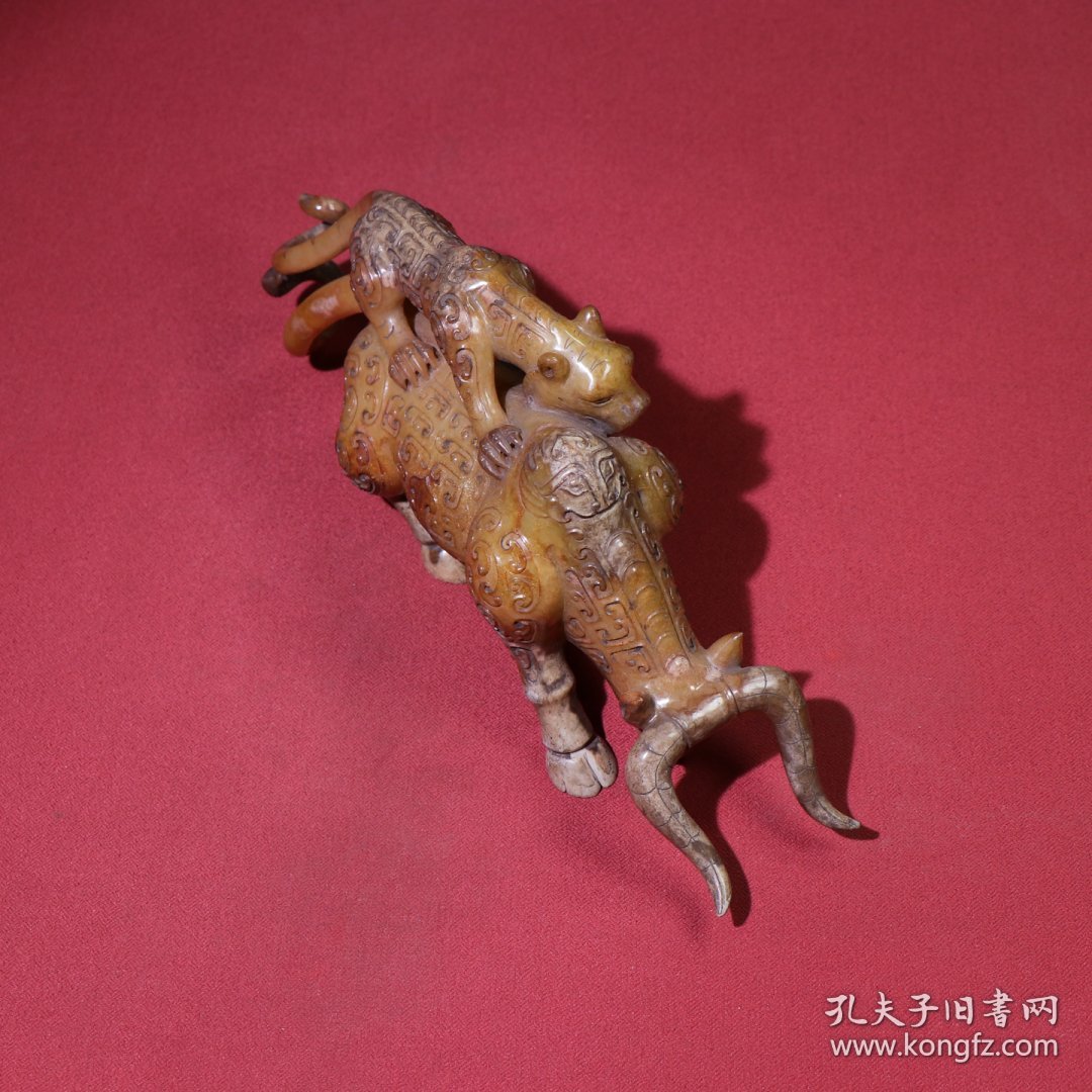 旧藏，汉代生坑满沁虎噬牛小摆件，