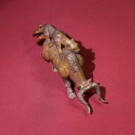 旧藏，汉代生坑满沁虎噬牛小摆件，