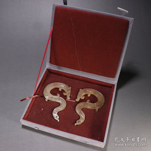 汉 和田玉龙形玉佩一对