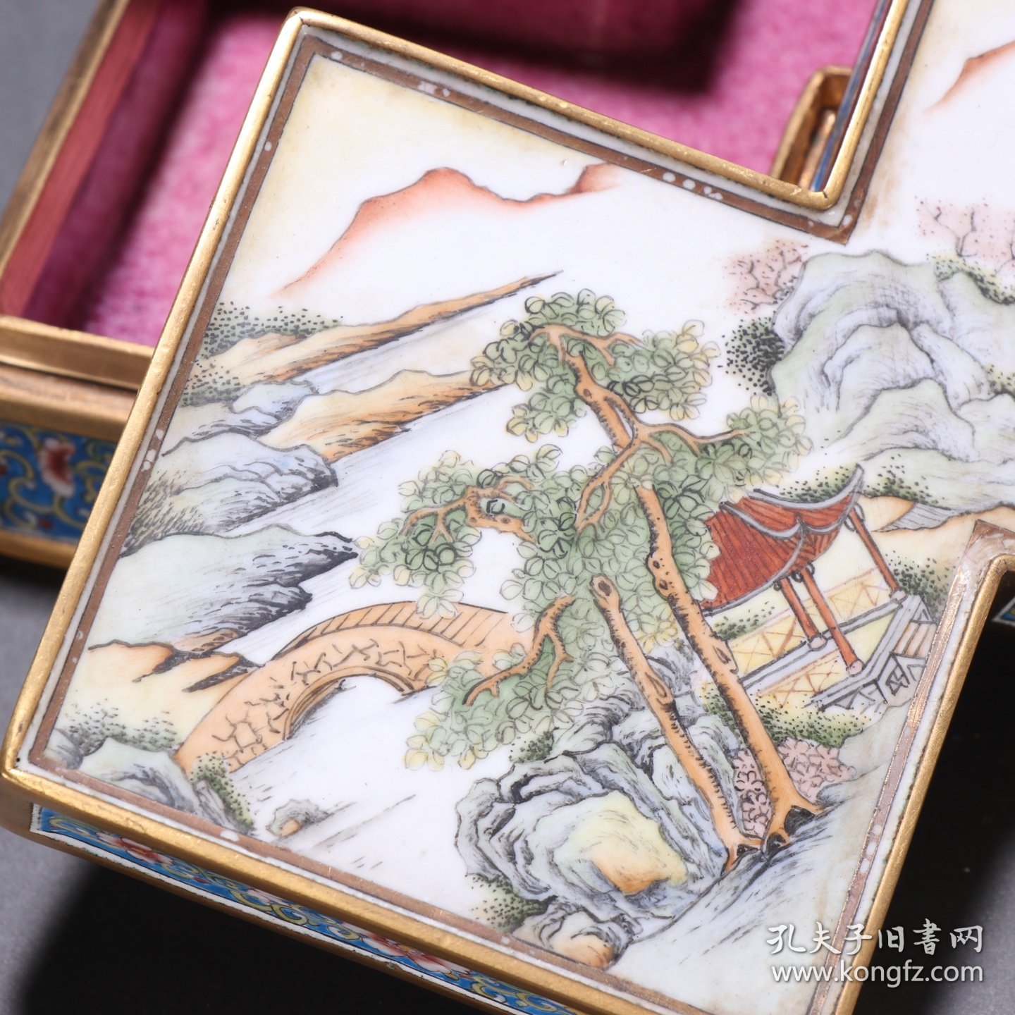 点击查看原图 清 铜胎画珐琅山水风景菱形盖盒