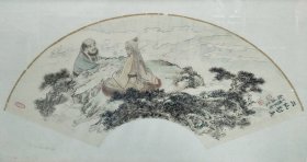 郑济炎书画作品（刘旦宅弟子）：隶书书法绘画扇面画精品“二仙对弈图”，常熟虞山画派名家书画作品【镜框尺寸：38*72.5厘米，限本地交易】（郑济炎专用扇面纸，带水印文字，带隶书题款罕见）【包真迹】