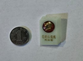 古玩文玩收藏类： 毛主席像章(塑料材质)    2.9*2cm    #0076