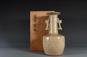 旧藏南宋    哥窑米黄釉凤耳瓶。