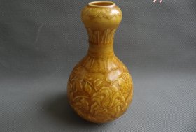 清代雍正年制款黄釉雕刻花卉纹小蒜头瓶-47