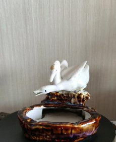 雕瓷白鹅戏水瓷烟灰缸-36