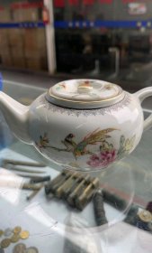八十年代花鸟图文字粉彩茶壶一把，全品，盖原配，合售，280元包邮。在店里-92
