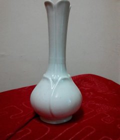 花瓣口白釉瓷瓶-19