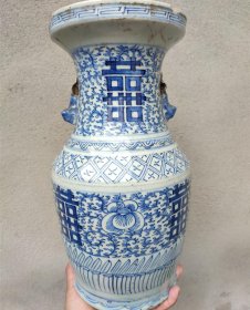清中期的青花瓷器瓶子，高35厘米，直径16厘米，口残破如图，口上有条短线，瓶子身-56
