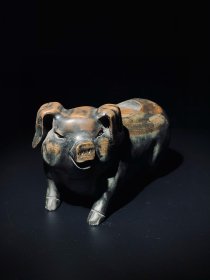 端砚，猪象征有福有财，器物整块大料雕刻而成