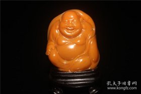 （黄金黄） 正宗寿山 【田黄石】 笑口常开 摆件 （18.10g） 附福州寿山寿山石鉴定中心证书  原汁原味根正苗红的寿山田黄石， 田黄石是寿山石系中的瑰宝，素有“万石中之王”尊号。其色泽温润可爱，肌理细密，自明清以来就被印人视为“印石之王”。数百年来田黄石极受藏家至爱，正如俗语所说：“黄金易得，田黄难求”。！！！