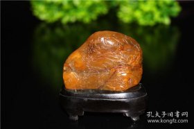 寿山 灰【田黄石】 访友 摆件 （56.30g） 附福州寿山寿山石鉴定中心证书  原汁原味根正苗红的寿山田黄石， 田黄石是寿山石系中的瑰宝，素有“万石中之王”尊号。其色泽温润可爱，肌理细密，自明清以来就被印人视为“印石之王”。数百年来田黄石极受藏家至爱，正如俗语所说：“黄金易得，田黄难求”。！！！