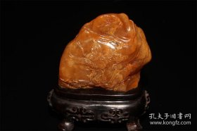 （10年前的总厂鉴定证书）寿山 田黄石 王乔跨鹅 摆件 32.2g  原汁原味根正苗红的寿山田黄石， 田黄石是寿山石系中的瑰宝，素有“万石中之王”尊号。其色泽温润可爱，肌理细密，自明清以来就被印人视为“印石之王”。数百年来田黄石极受藏家至爱，正如俗语所说：“黄金易得，田黄难求”。！！！