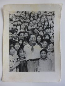 1959年毛泽东同韶山学校的师生们在一起.