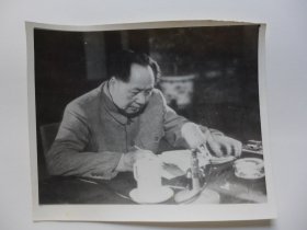 1954年毛泽东在修改宪法草案