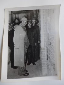 1958年毛泽东在解放军某部看报