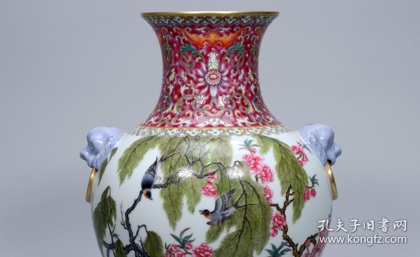 回流.大清乾隆年製款胭脂红耙花柳燕兽耳尊瓶