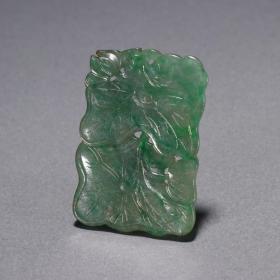 清代 老翡翠莲花荷叶纹牌。