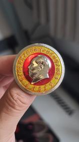 毛主席像章 887、1504（伟大的导师，伟大的领袖，伟大的统帅，伟大的舵手，光焰无际的毛泽东思想万岁） 金银两色对章