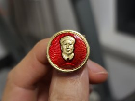毛主席像章  2413  小胸章（毛主席军装正面头像     中国人民解放军 北京军区）北京红旗证章厂