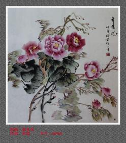 朱瑞国画作品真迹，布依族画家，毕业于贵州师范大学美术学院，获学士学位。现为中国美术家协会会员，中国工笔画学会会员，贵州省工笔画学会副会长，北京工笔重彩画会会员，贵州画院特聘画师，贵州省中国画“青年十佳”，长顺美协主席，长顺画院院长 。斗方《舞东风》