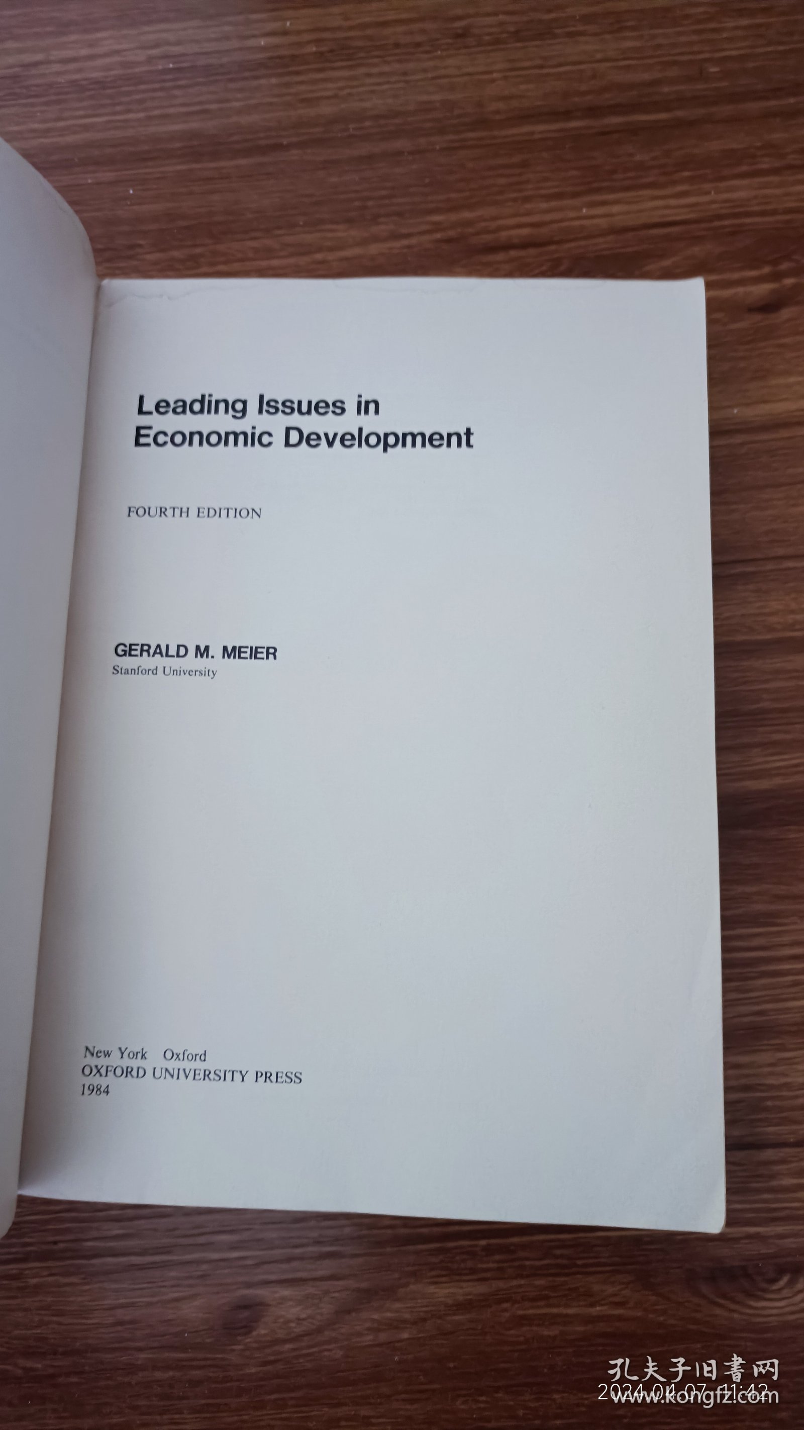 英文原版 Leading Issues in Economic Development 小16开本 私藏品好