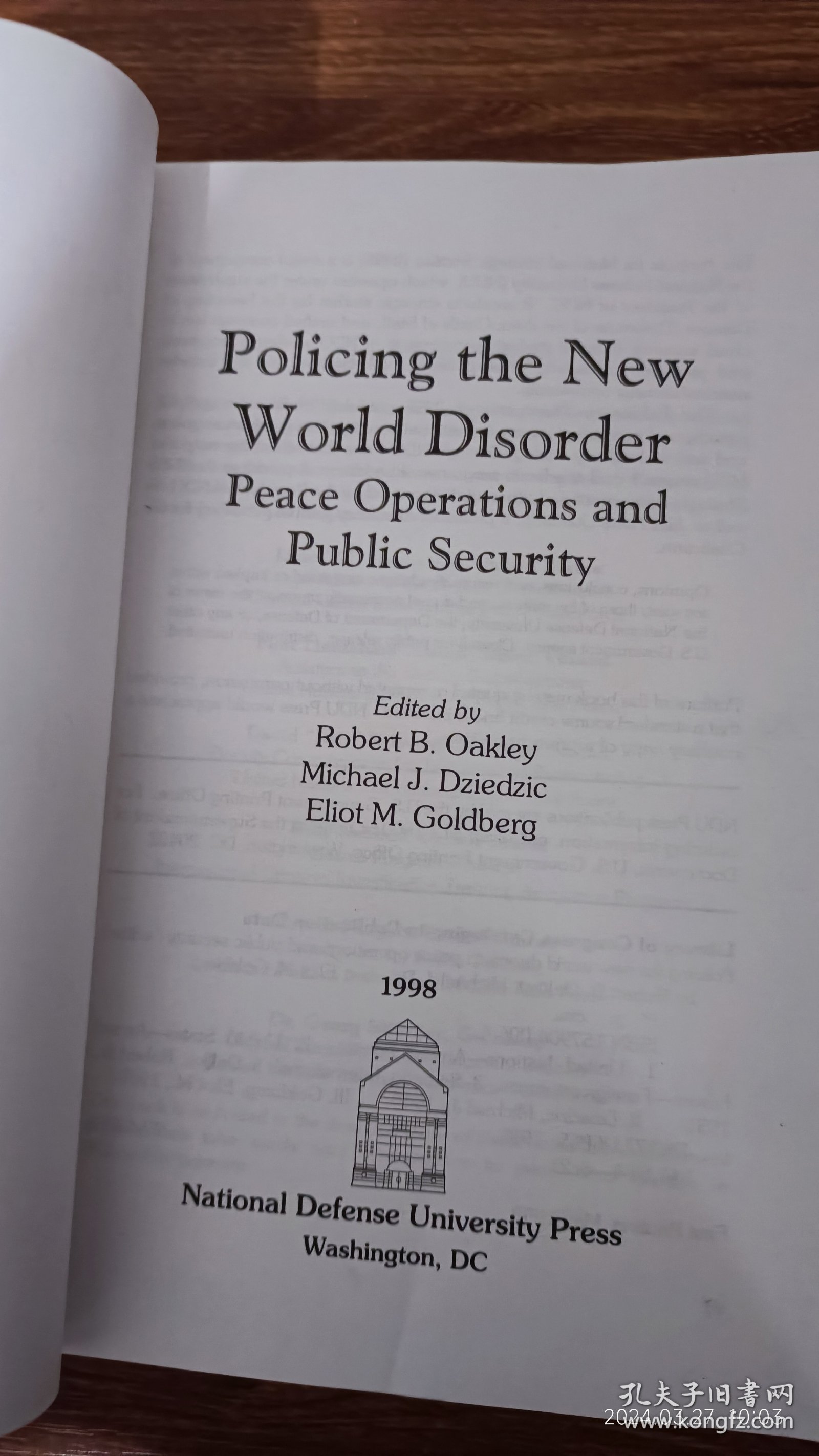 英文原版 Policing the New World Disorder  Peace Operations and Public Security 小16开本 私藏品好