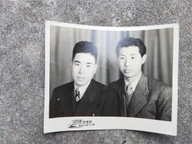 1941年青岛中山路190号博爱照相馆拍摄的朋友合影照片