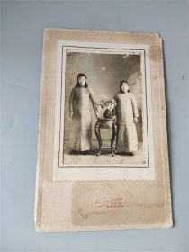 民国时期齐齐哈尔乐天照相馆拍摄的女子合影老照片