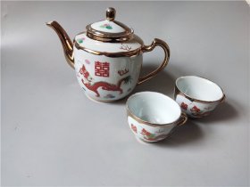六十年代景德镇兿术瓷厰制龙凤呈祥双喜临门粉彩茶壶茶碗